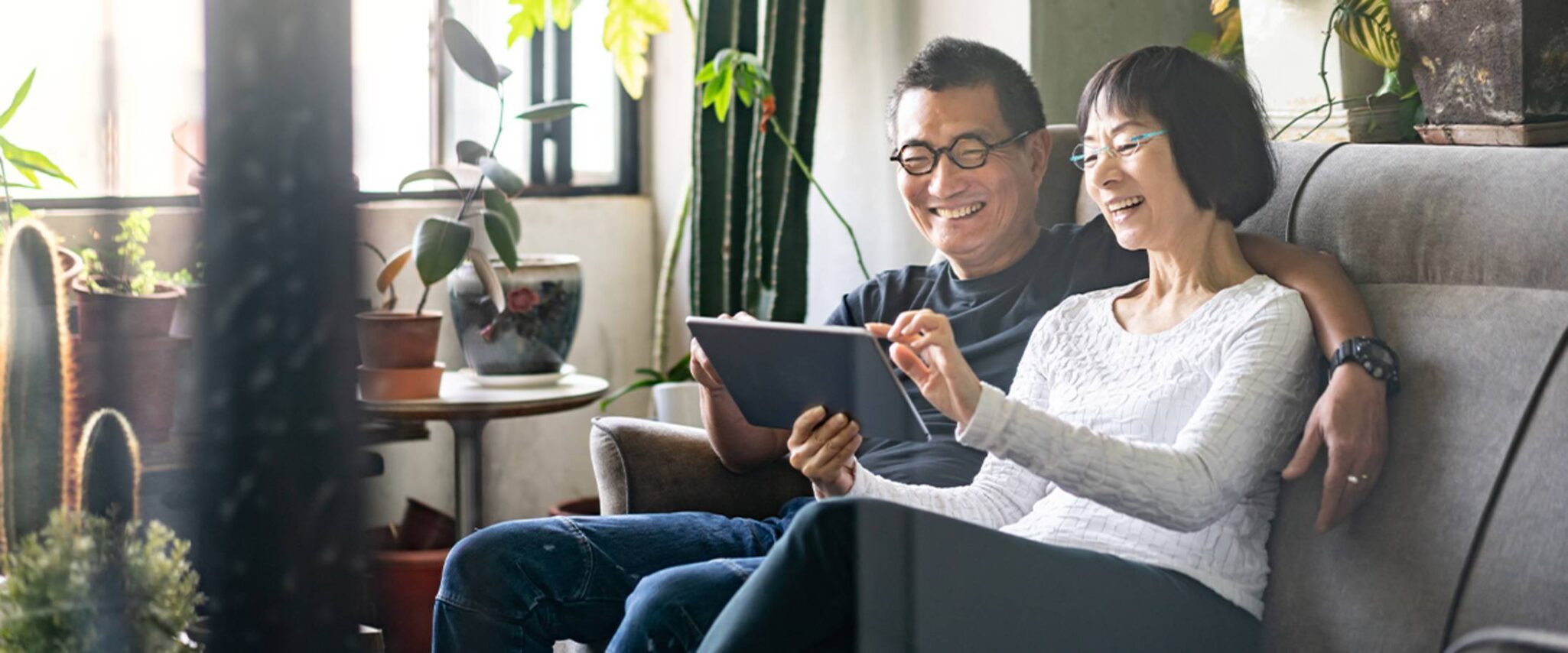 senior couple watching movies and tv shows for seniors with dementia